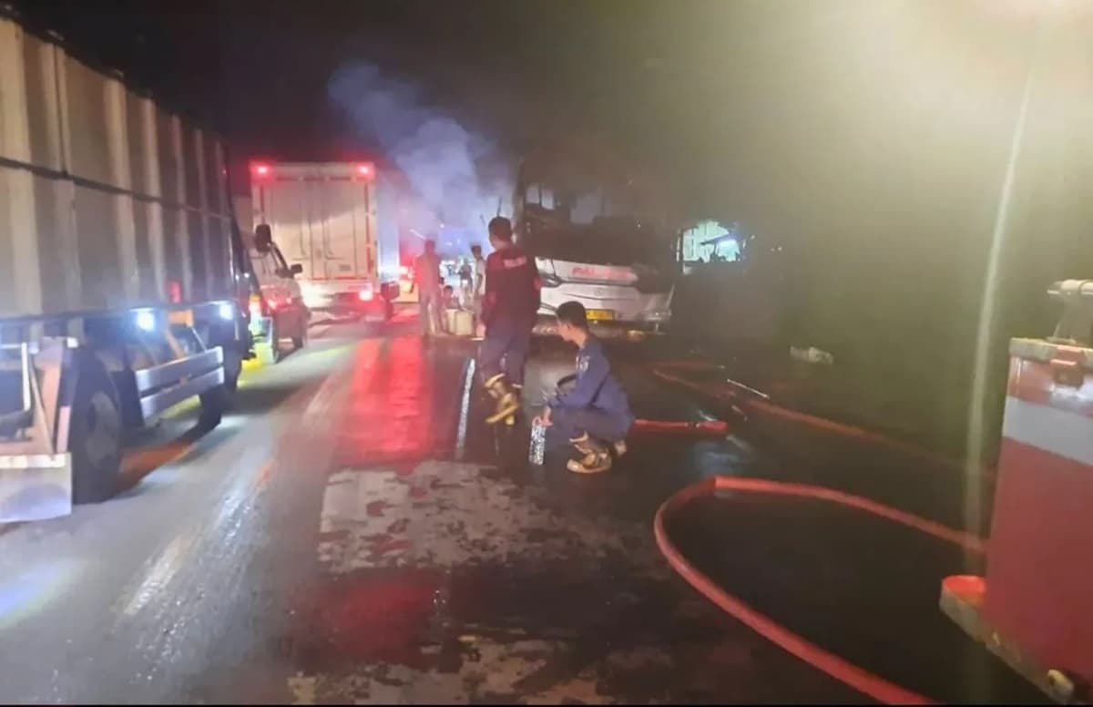 Bus Jakarta–Padang Terbakar di Jalintim Muba, 38 Penumpang Selamat dari Kobaran Api