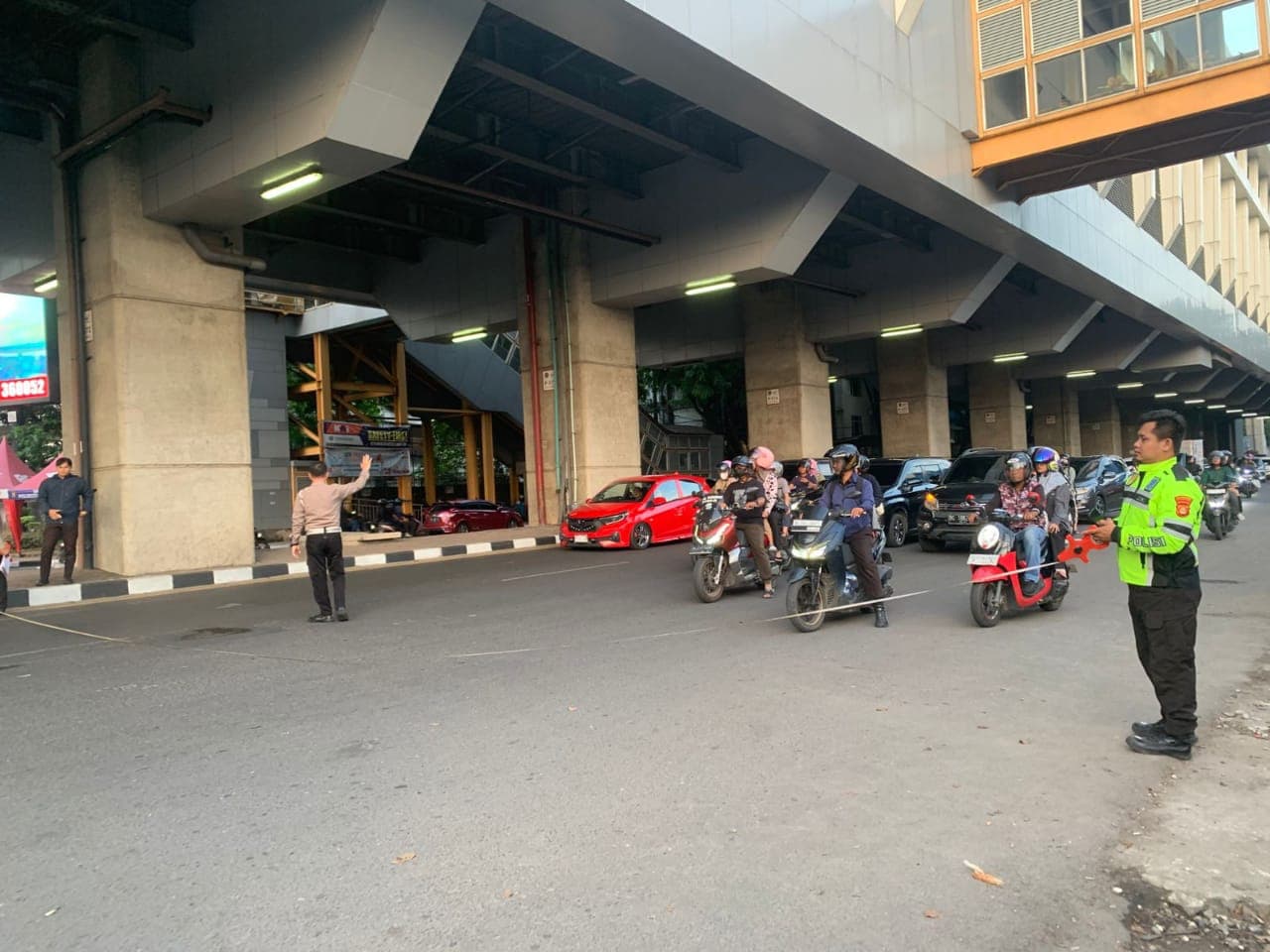 Fortuner Hantam Dua Motor dan Angkot di Bawah LRT Cinde Palembang, Satu Pengendara Tewas