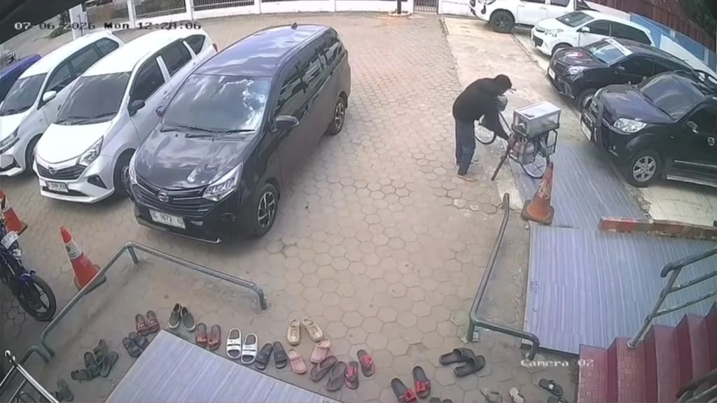 Sepeda Penjual Pempek Lansia Dicuri Saat Salat, Aksi Pelaku Terekam CCTV di Masjid Palembang