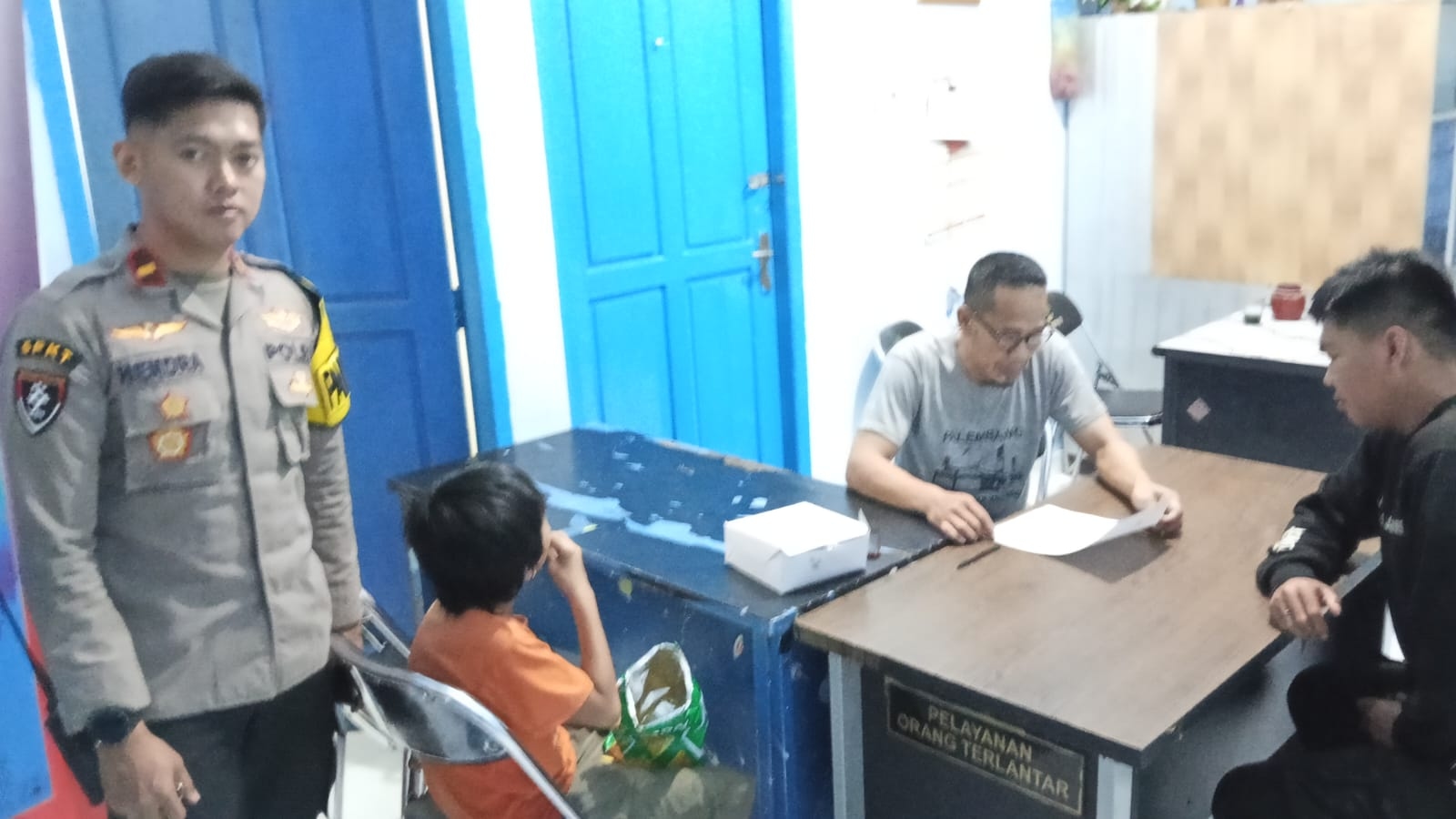 Ditemukan Linglung di Pinggir Jalan Tengah Malam, Bocah 7 Tahun Diantar Warga ke Polisi
