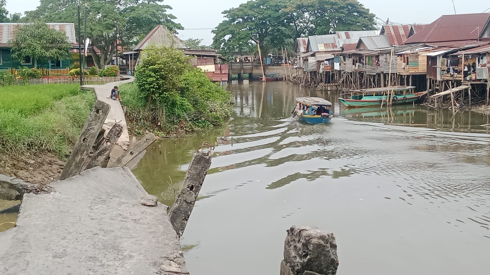 Jembatan Utama di Kertapati Ambruk, Warga Terpaksa Putar Jauh untuk Beraktivitas