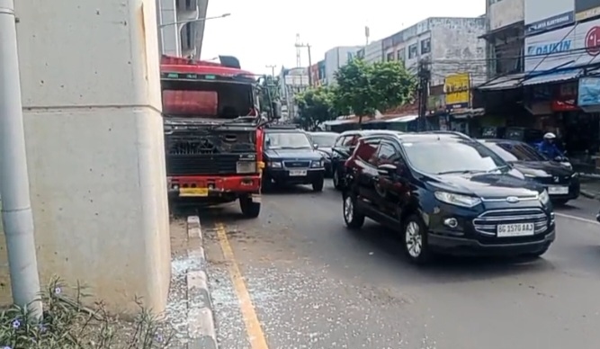 Truk Tronton Tabrak Pembatas Jalan LRT di Palembang, Diduga Sopir Mengantuk
