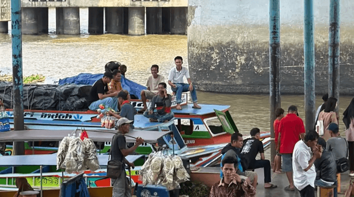 Pengemudi Ketek di Sungai Musi Keluhkan Penurunan Penumpang Usai Libur Sekolah