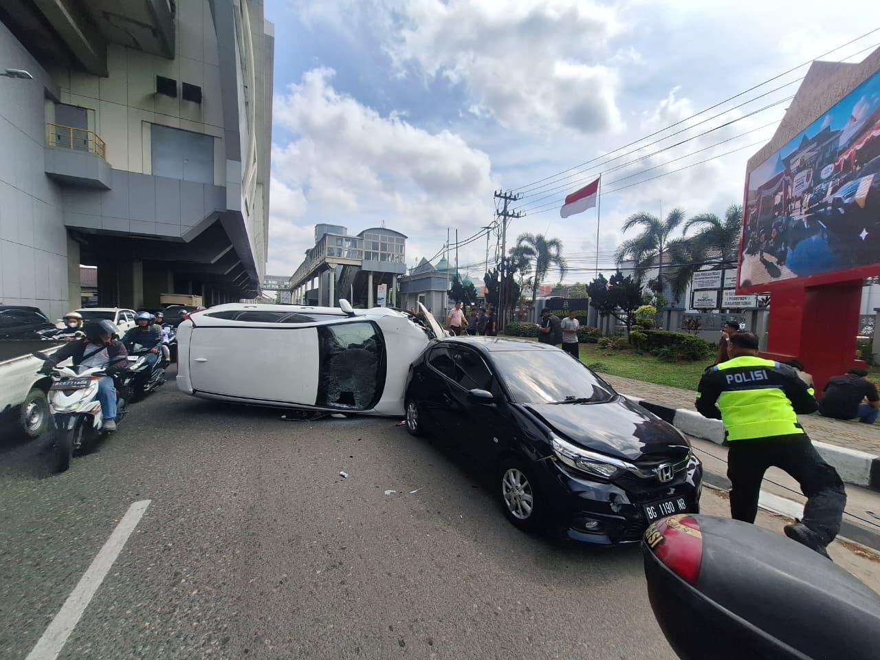 CR-V Terguling Usai Tabrak Dua Mobil Parkir di Depan Kejari Palembang, Diduga Sopir Hilang Kendali