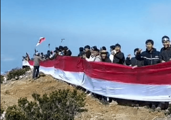 Dari Sumatera hingga Kalimantan, 800 Pendaki Bentangkan Merah Putih di Gunung Dempo