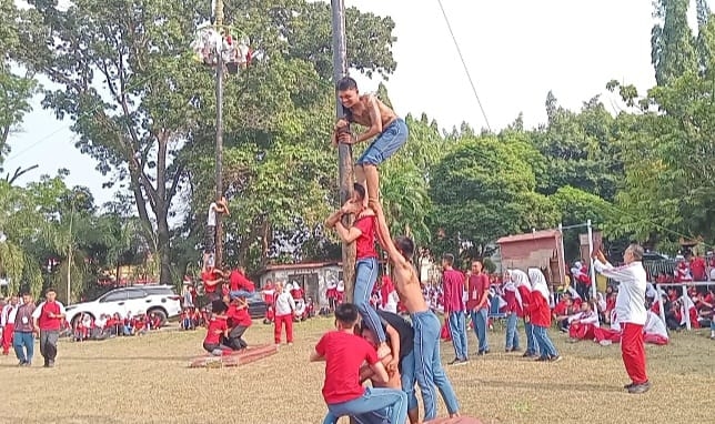 Semangat Kemerdekaan, Siswa SMA Negeri 1 Palembang Adu Kekompakan dalam Festival Panjat Pinang