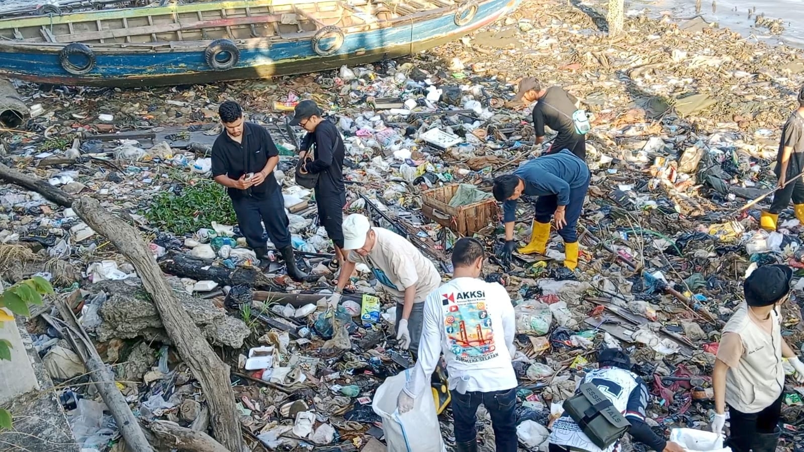 Ratu Dewa Turun Langsung Angkut Sampah di Sungai Musi, Ajak Warga Jaga Kebersihan
