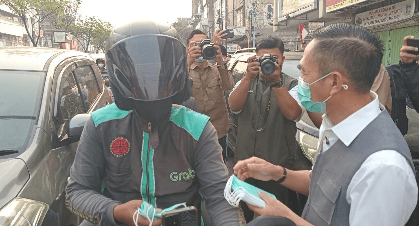 Kualitas Udara Memburuk, Pemkot Palembang Sebar 16.500 Masker ke Masyarakat