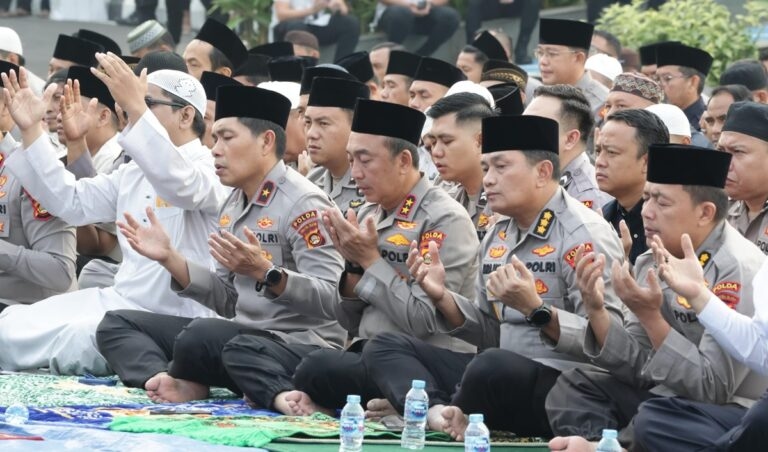 Di Tengah Cuaca Kering, Polda Sumsel Gelar Salat Istisqo