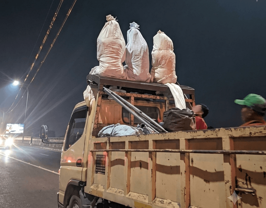 Viral Tiga Pocong Naik Bak Truk di Jembatan Ampera, Polisi Sebut Konten yang Membahayakan