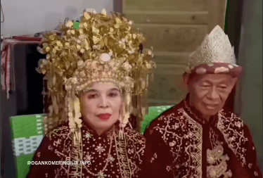 Kisah Cinta di Usia Senja, Pasangan Lansia di OKI Menikah dengan Mahar Emas, Uang Rp10 Juta dan Sawah