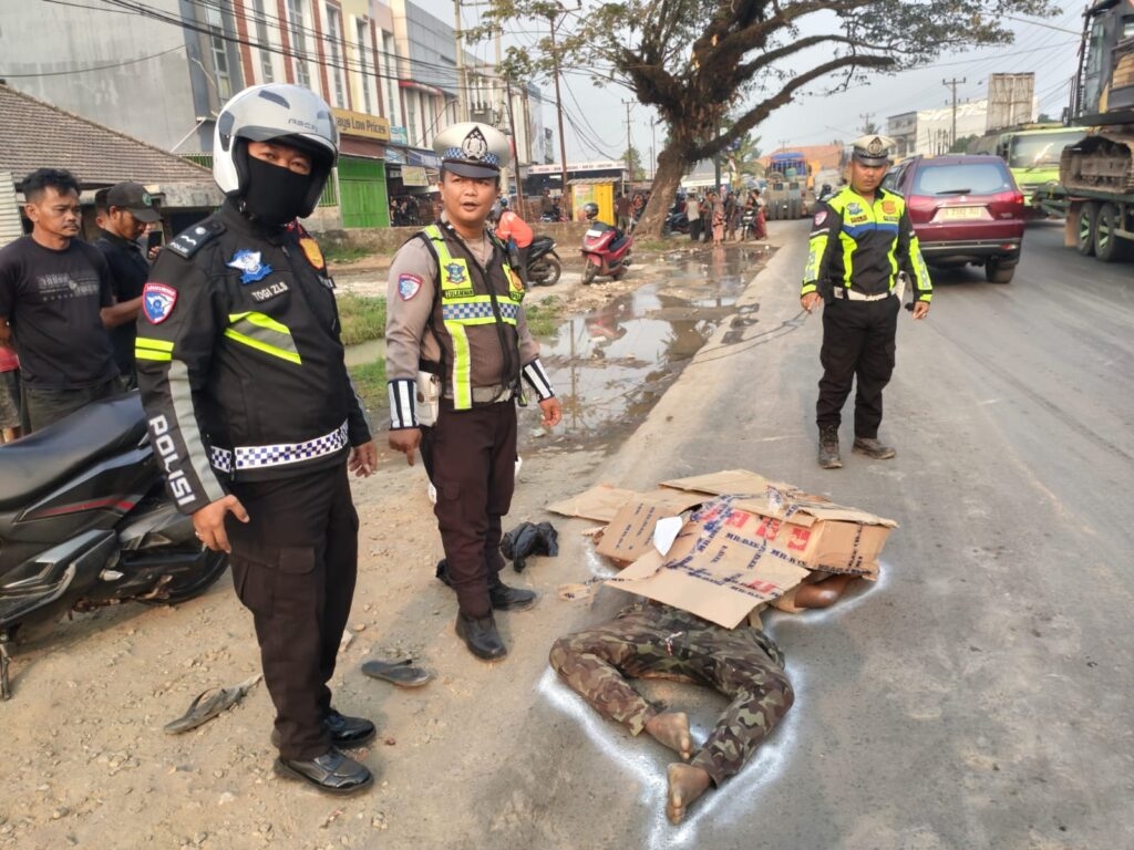 Pria Tanpa Identitas Tewas Terlindas Truk Trailer di Jalan Palembang-Betung