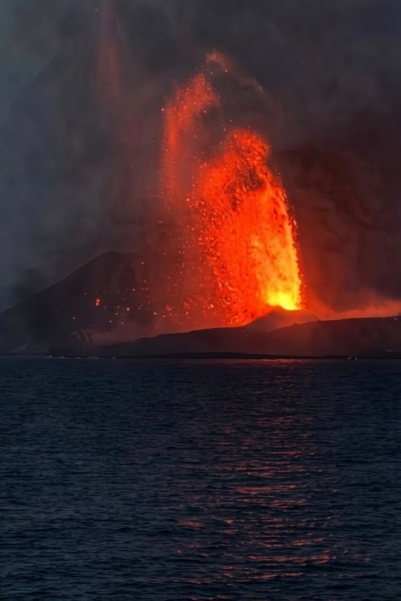Daftar 7 Gunung di Indonesia yang Sedang Erupsi Saat Ini