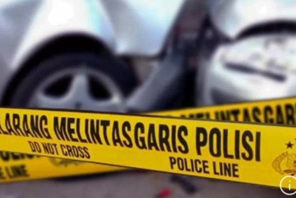Wanita Pengendara Motor Tergeletak di Jalan Harun Sohar Palembang, Warga Beri Pertolongan
