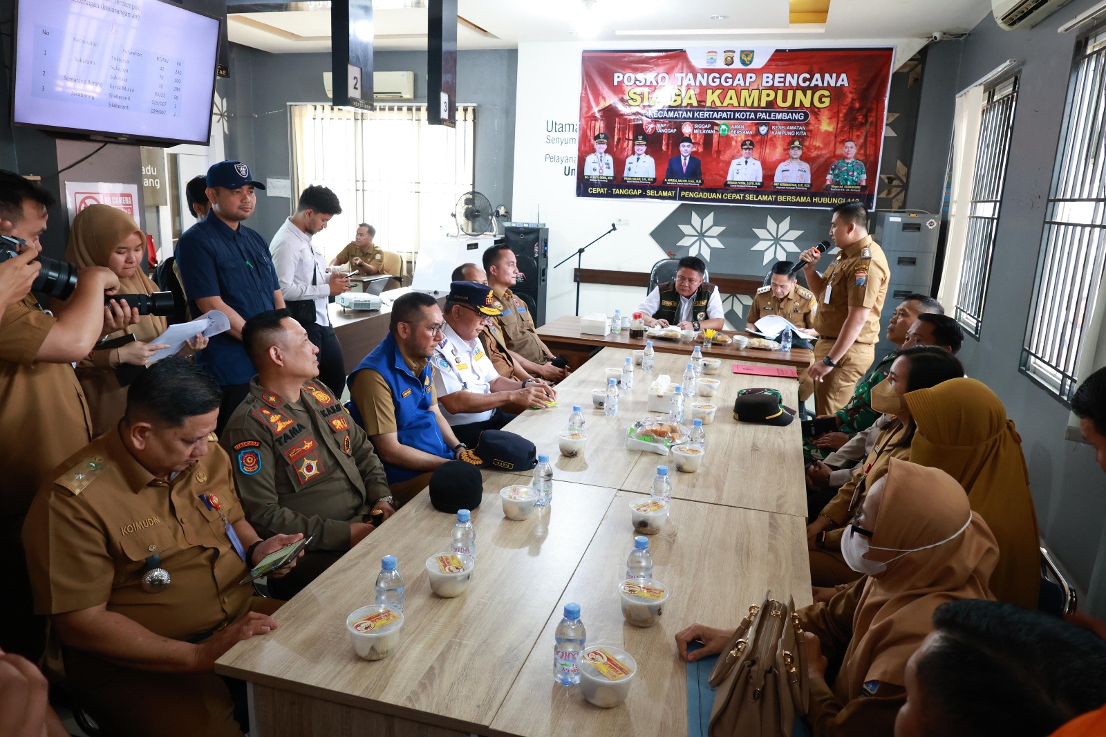 Wali Kota Ratu Dewa Dampingi Gubernur Sumsel Tinjau Posko Karhutla di Kecamatan Kertapati Palembang