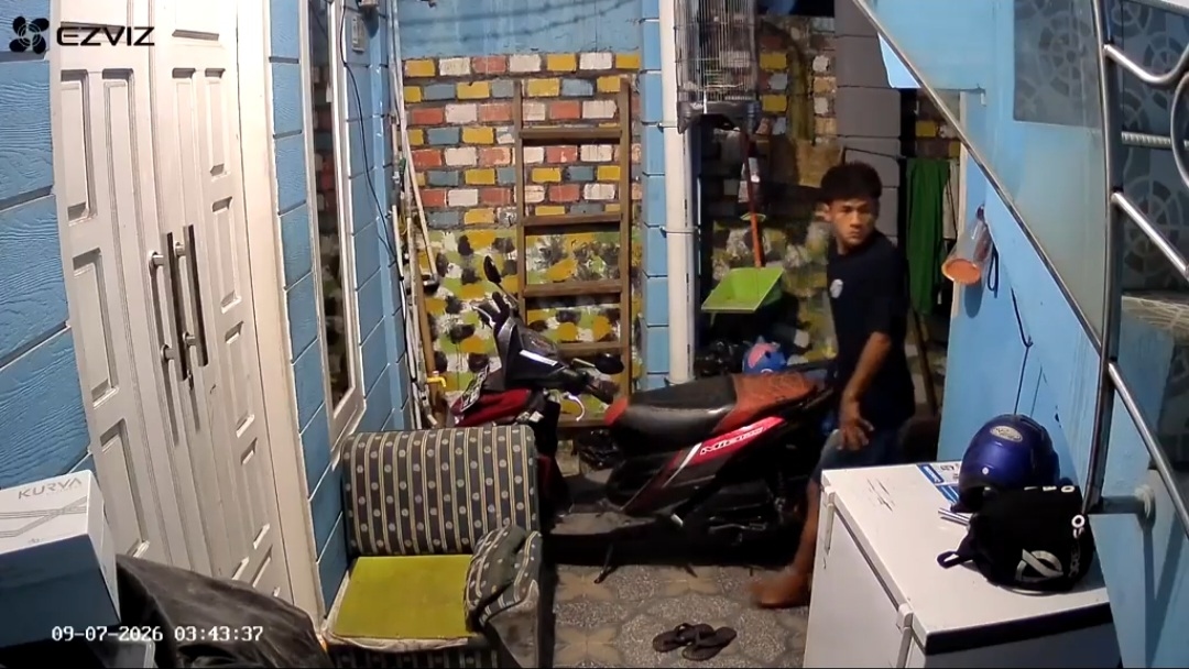 CCTV Rekam Aksi 2 Pencuri Gondol Motor Warga Palembang, Sempat Coba Matikan Listrik