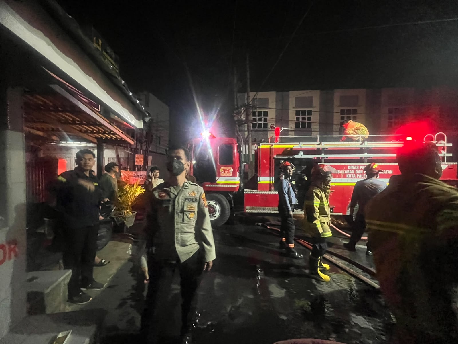 Teriakan Kebakaran Bikin Panik, Lantai 2 Rumah di Sukarami Palembang Hangus