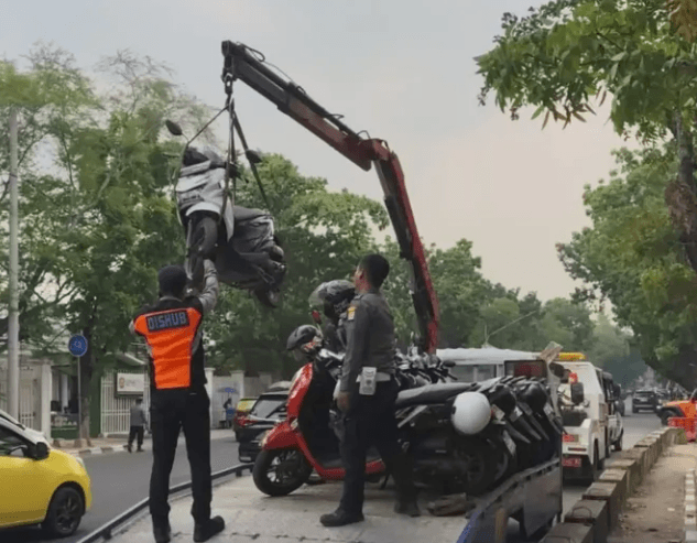 Jadi Kawasan Tertib Lalu Lintas, Jalan POM IX Palembang Masih Dihantui Parkir Liar