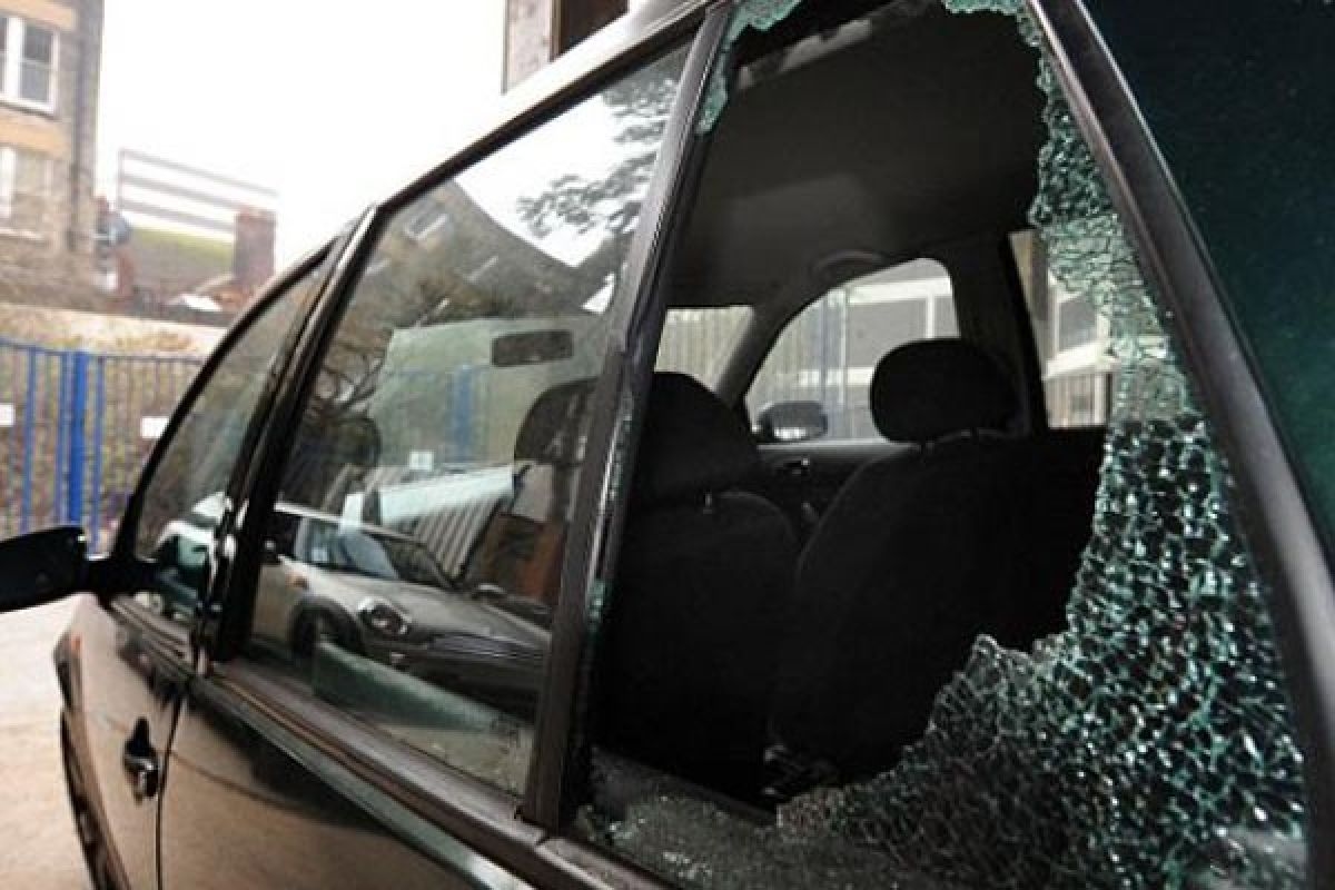 Kaca Mobil Dipecah di Depan Alfamidi Sako Palembang, Uang Rp4,8 Juta dan HP Raib