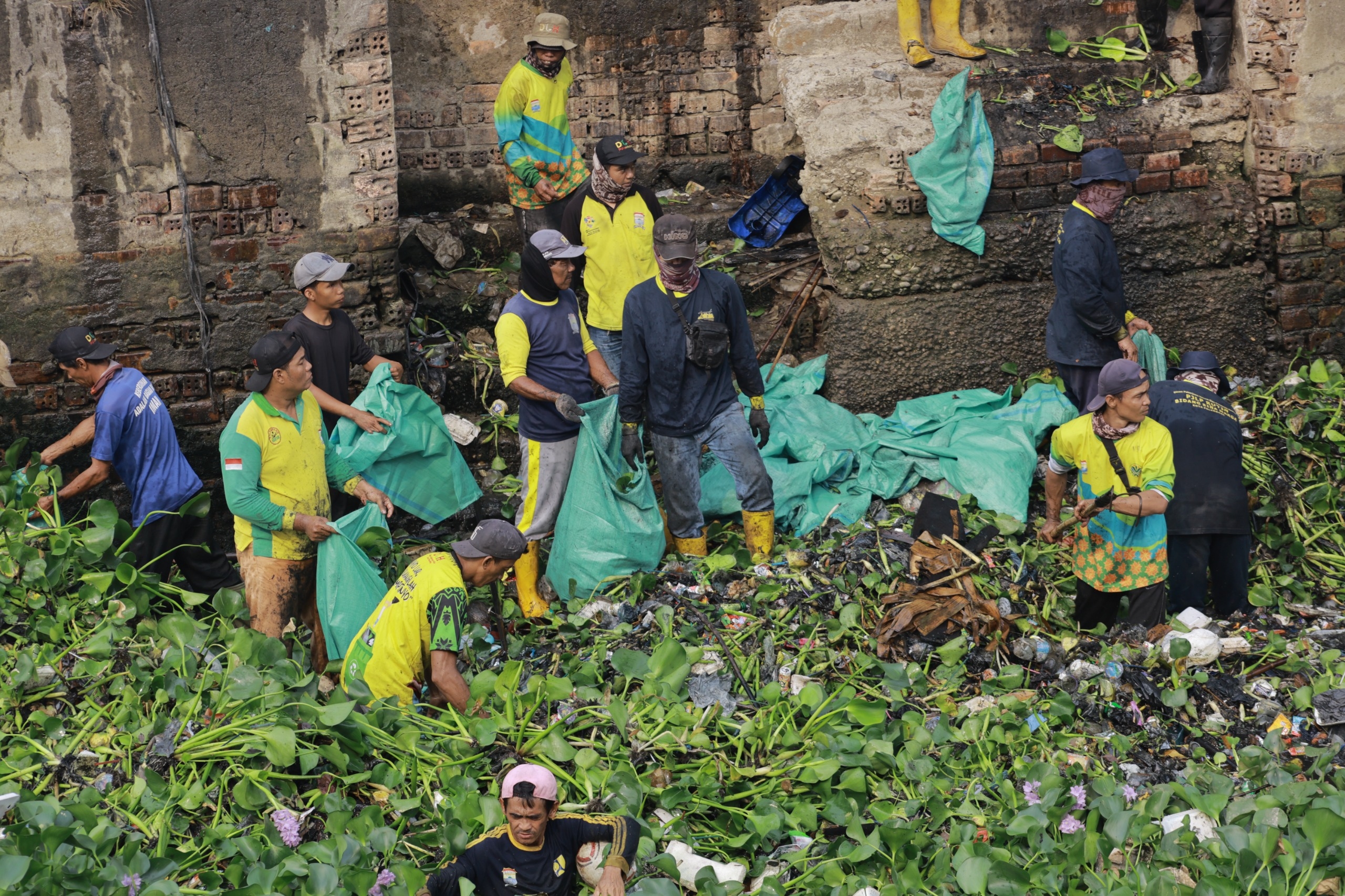Pemkot Palembang dan Kodim 0418 Gotong Royong Bersihkan Sungai Sekanak