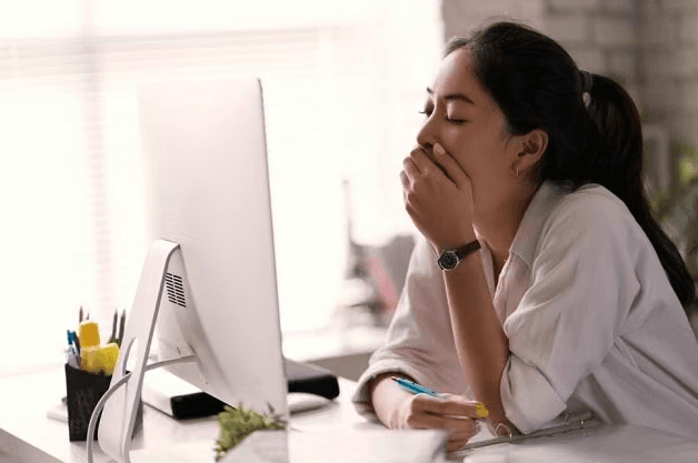 Suka Mengantuk Saat Bekerja? Ini 7 Cara Ampuh Mengatasinya agar Tetap Fokus