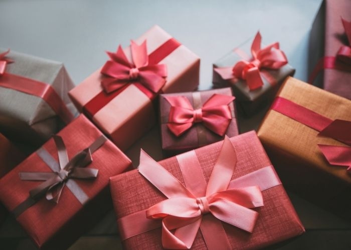 10 Inspirasi Kado Lebaran untuk Calon Mertua, Busana Muslim hingga Hampers Premium