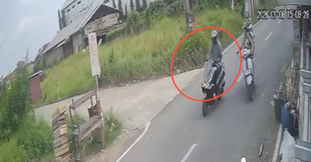 Terekam CCTV, Jambret Bermotor PCX Gasak Kalung Emas Rp20 Juta di Gandus, Korban IRT Terjungkal