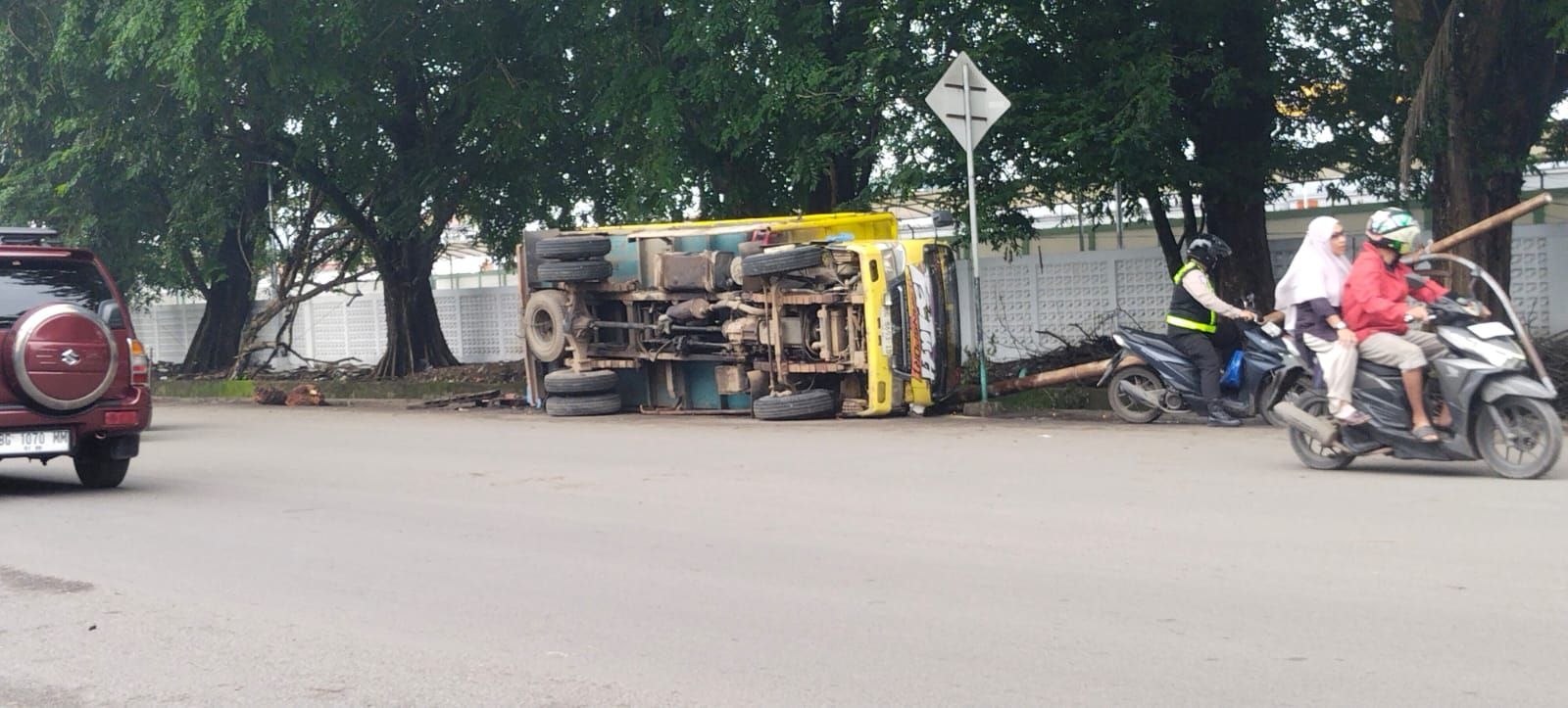 Diduga Sopir Mengantuk, Truk Sawit Hantam Pos Kamling di Depan Stasiun Kertapati, Satu Warga Terluka Parah
