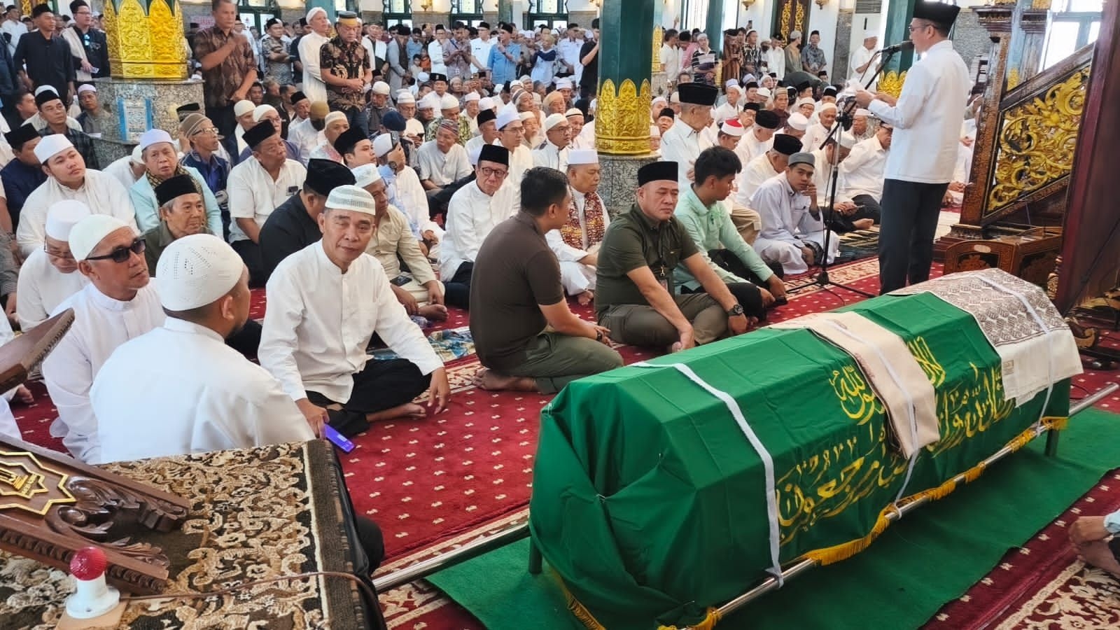 Ribuan Jemaah Padati Masjid Agung Palembang, Salat Jenazah Kemas Haji Halim Ali Berlangsung Khidmat