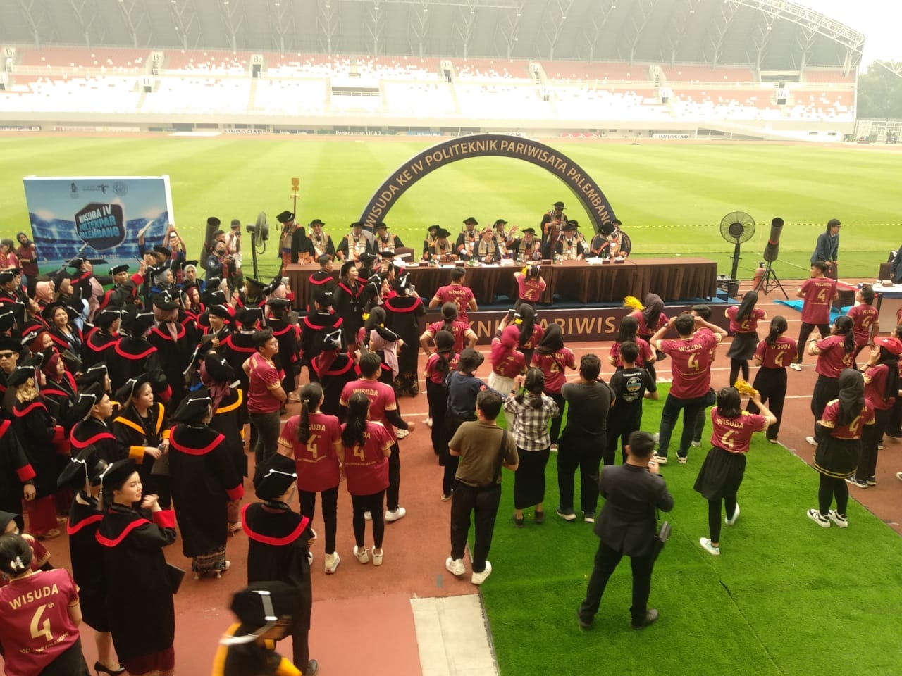 Pertama Kali, Gelar Wisuda di Stadion Jakabaring, Lulusan Poltekpar 30 Persen Wirausaha