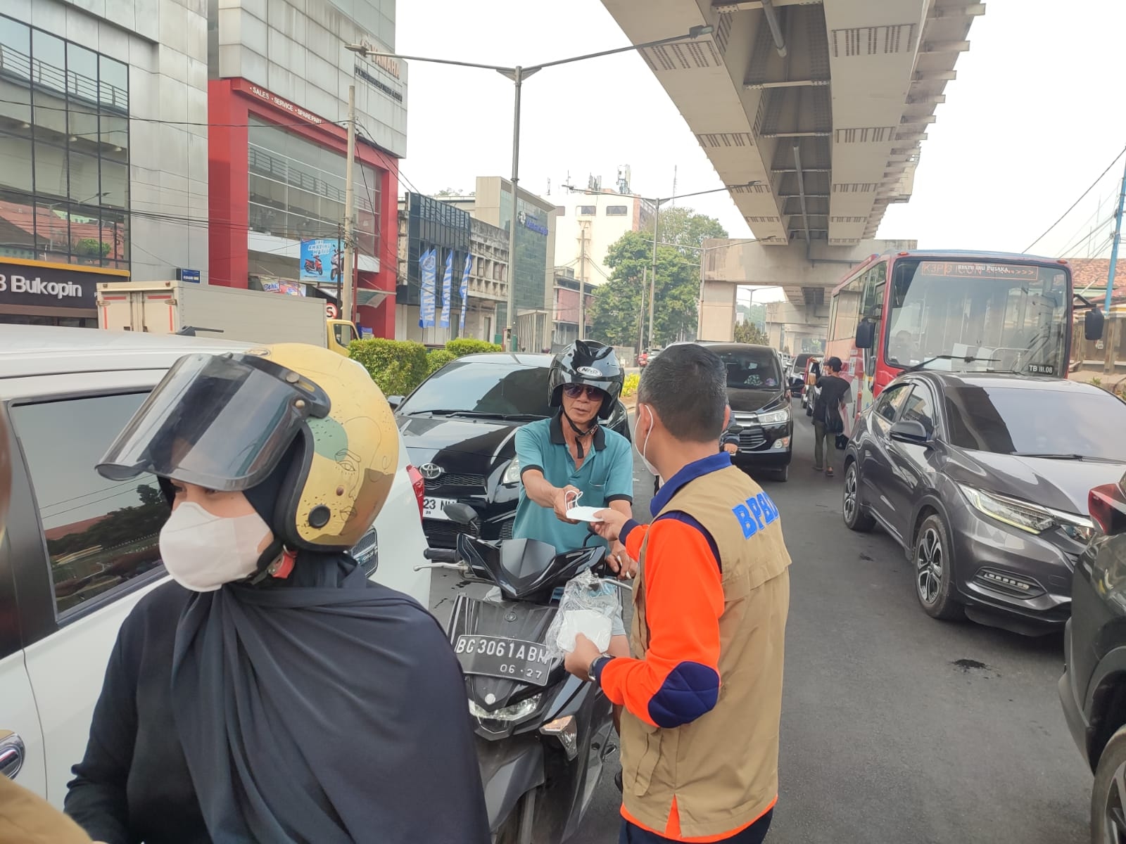Kabut Asap Tebal, BPBD Sumsel Bagikan Masker ke Masyarkat Palembang