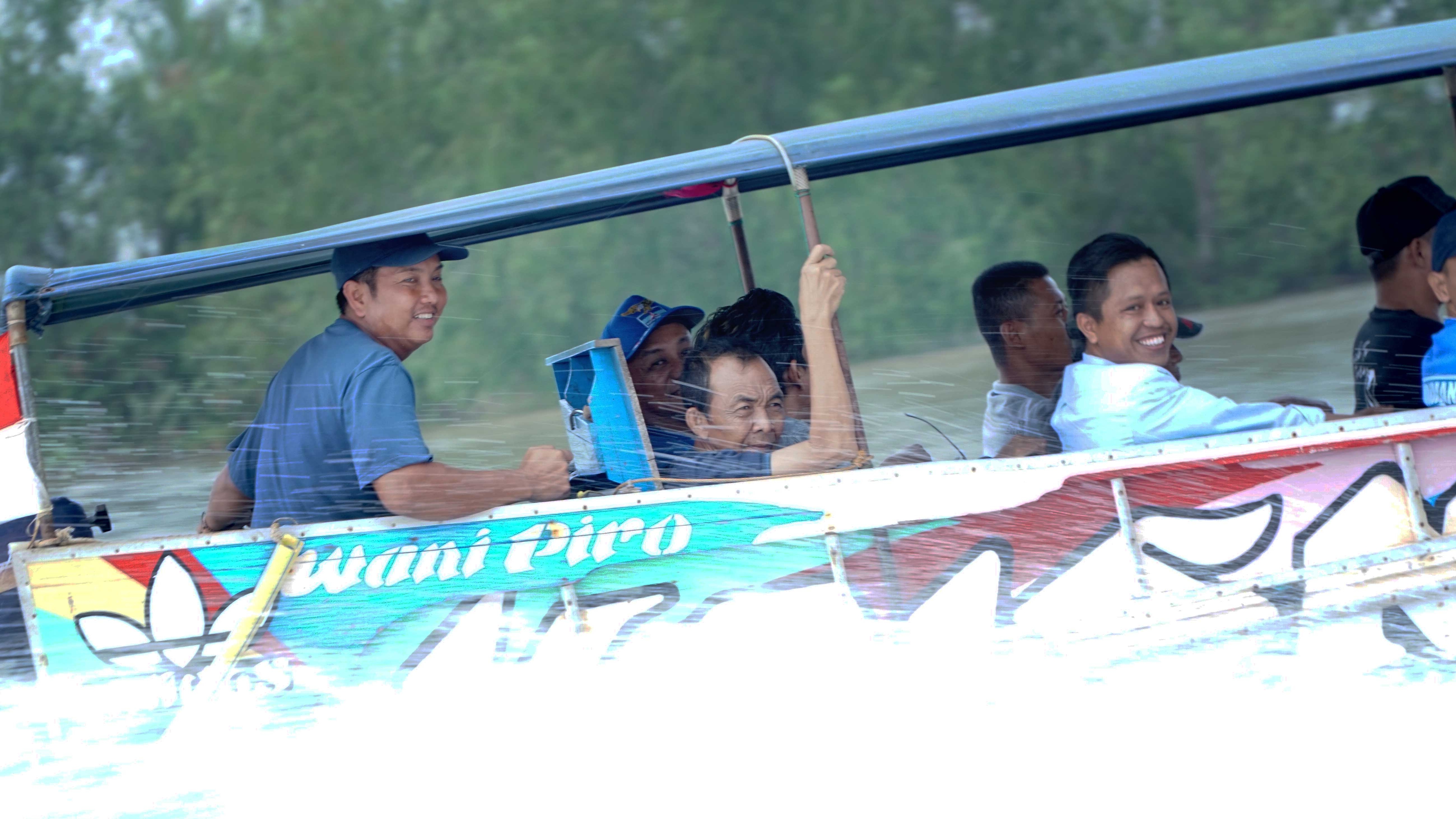 Demi Penuhi Janji Silatuhrahmi, Caleg DPRD Sumsel Muhamad F Ridho Rela Basah Basahan Lewati Jalur Perairan
