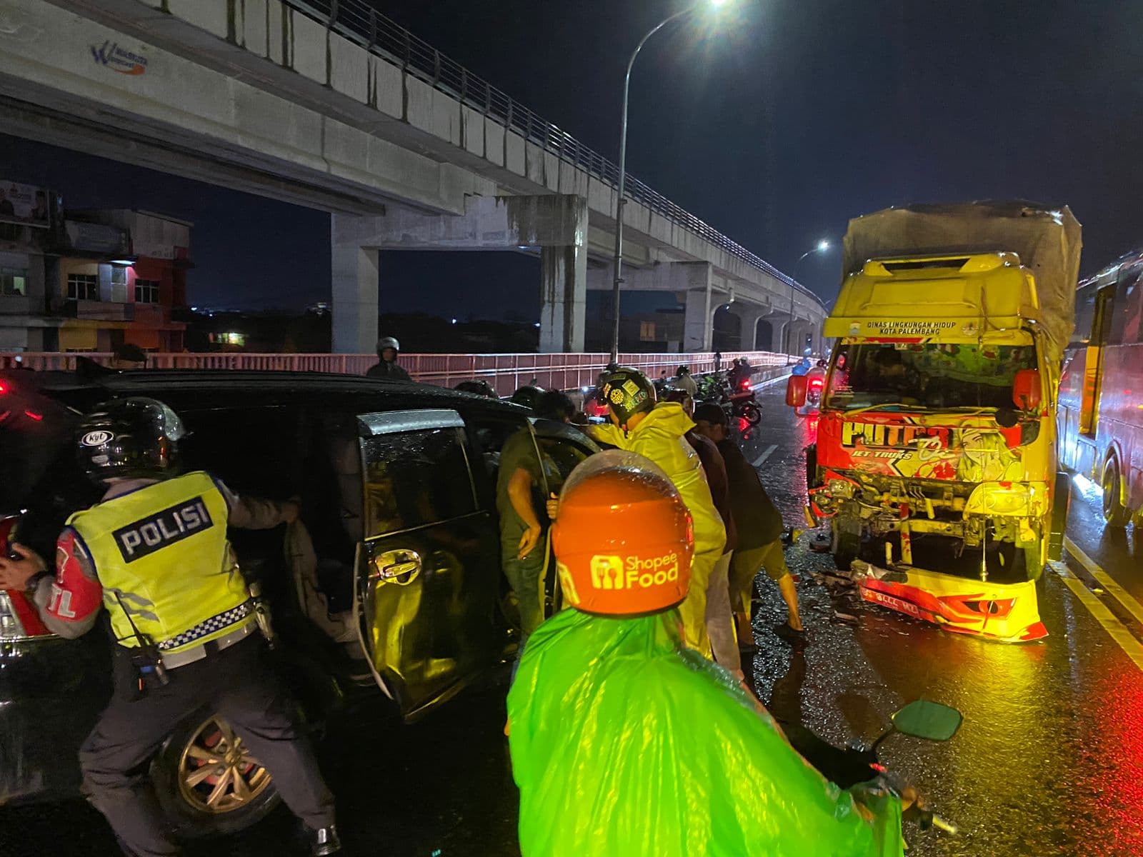 Lakalantas Truk Pengangkut Sampah Vs Minibus di Jembatan Ampera Palembang, Bikin Macet Hingga 1 KM