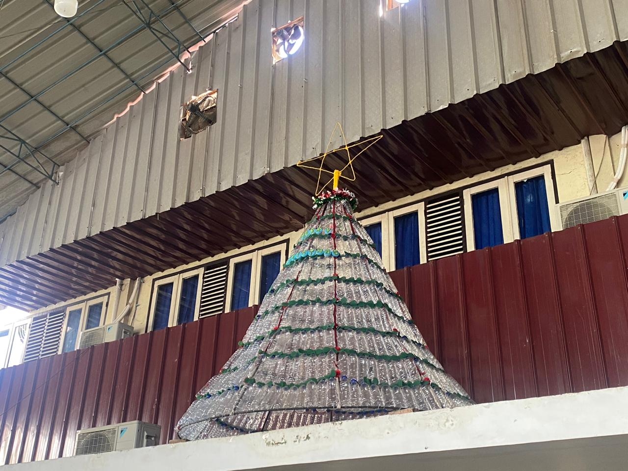 Pohon Natal Unik dari Ratusan Botol Plastik Bekas