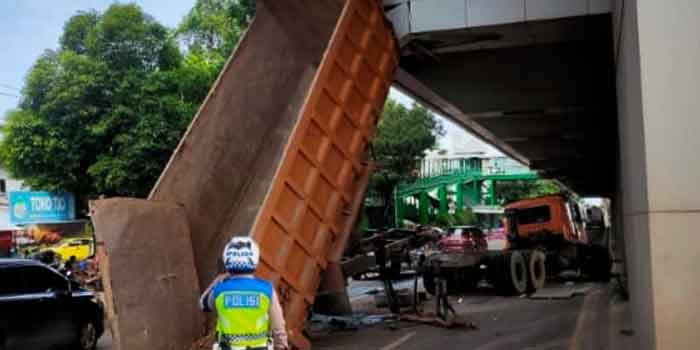 Waduh! Gegara Mekanis Eror, Sebuah Dump Truck Tersangkut di Stasiun LRT Asrama Haji Palembang