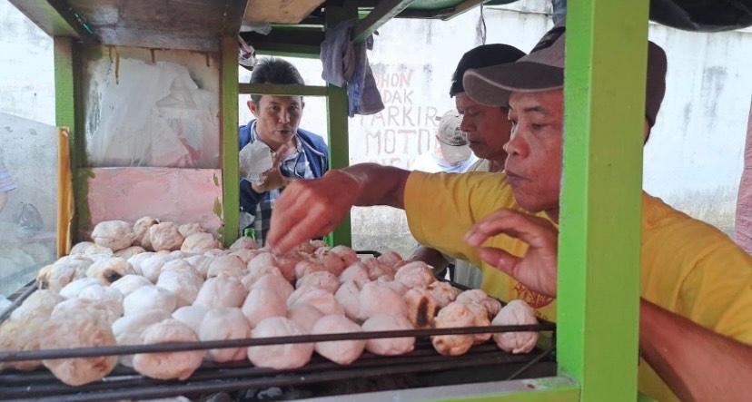 Sensasi Kuliner Legendaris Palembang: Menikmati Kelezatan Pempek Panggang Pakde Mantep yang Telah Berdiri Sejak 1980an