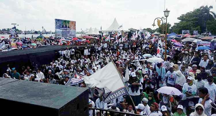 Warga Palembang Rela Panas-Panasan Nantikan Kedatangan Anies Baswedan
