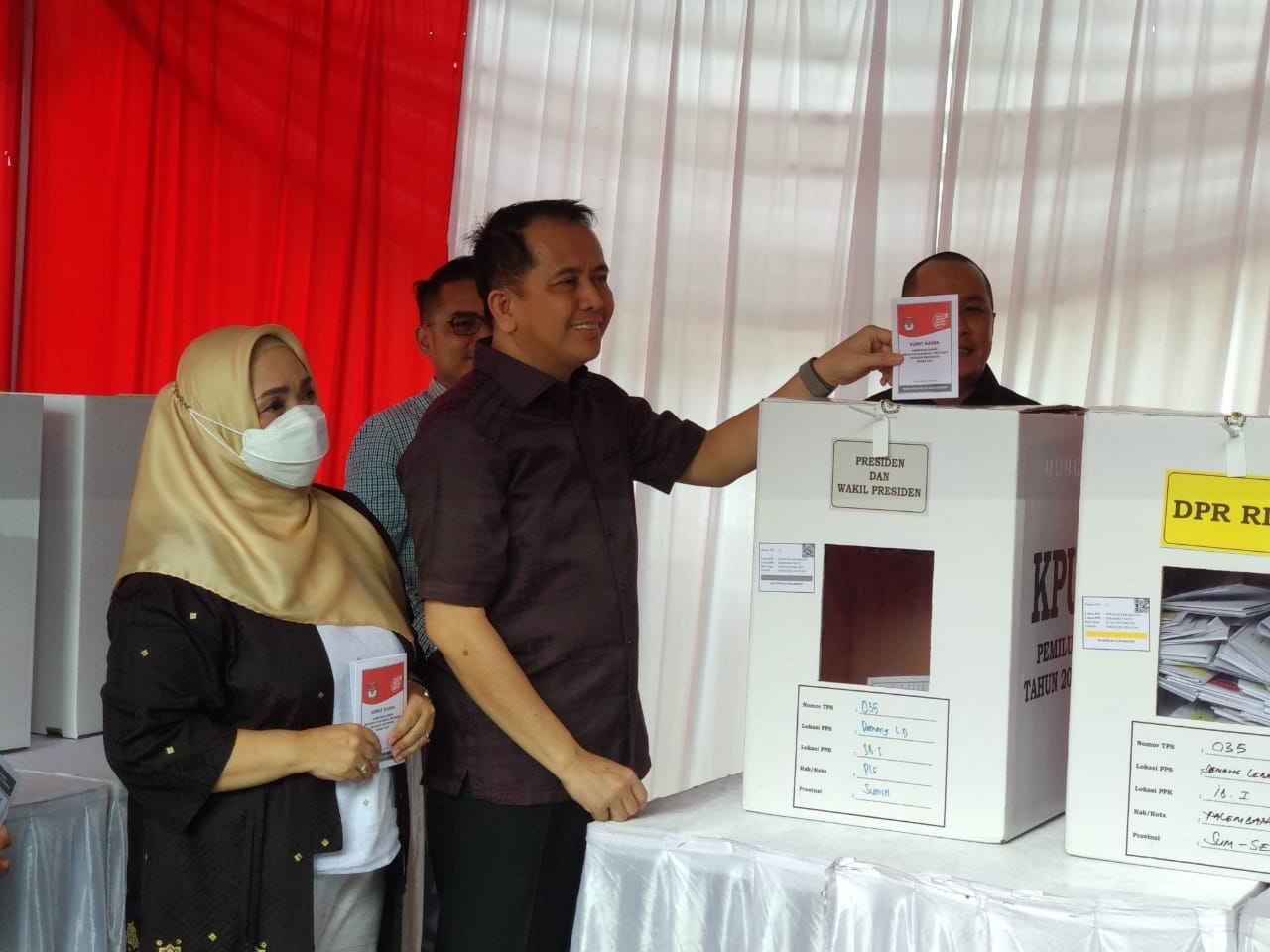 Pj Gubernur Sumsel dan Istri Mencoblos di TPS 035, Ajak Warga Awasi Penghitungan Suara
