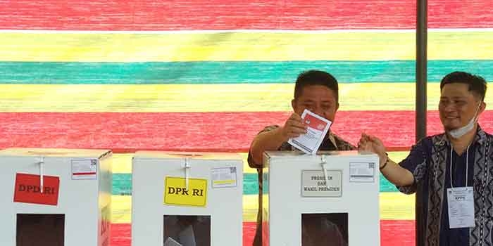 Mantan Gubernur Sumsel Hermen Deru Mencoblos di TPS 53