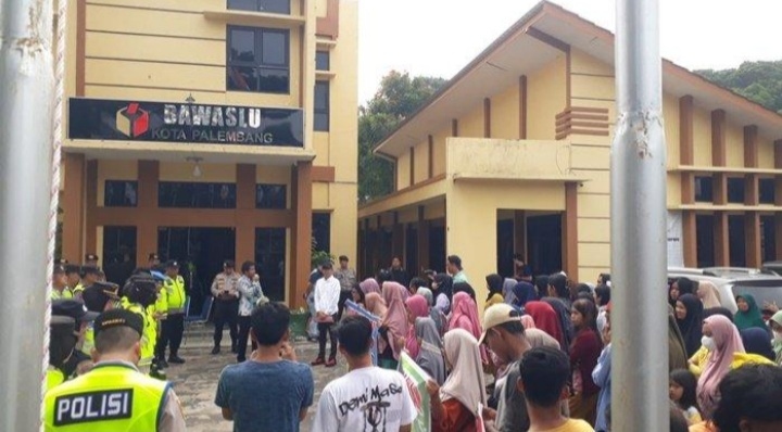 Diduga Ada Pengelembungan Suara Kantor Bawaslu Palembang Digeruduk Puluhan Massa