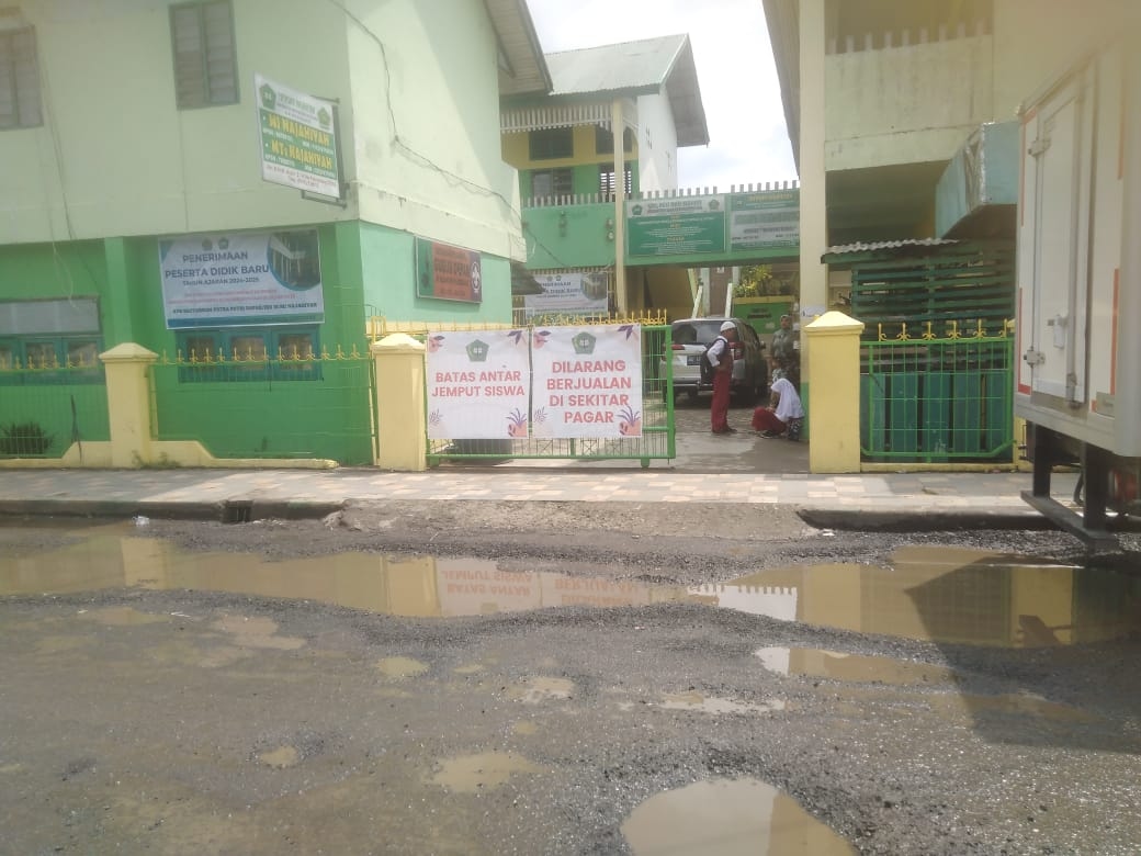 Sering Terjatuh! Jalan Rusak di Kota Palembang ini Persis di Depan Sekolah