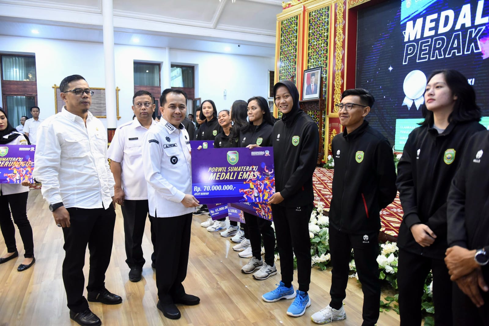 Agus Fatoni Memberikan Penghargaan dan Bonus untuk Atlet dan Pelatih Porwil Sumatera XI Tahun 2023
