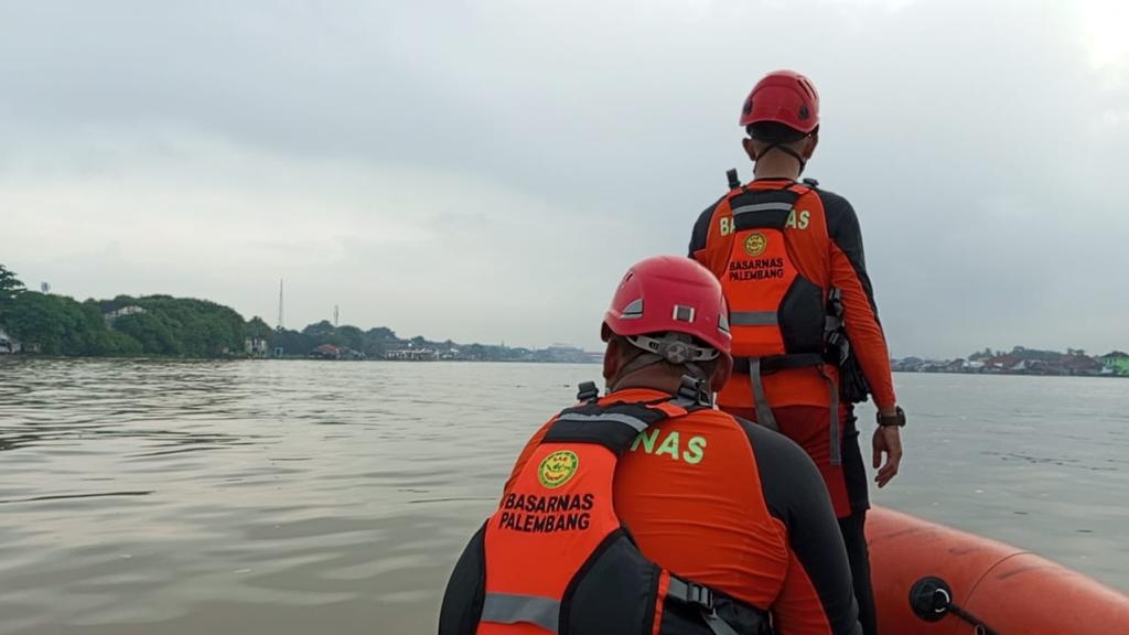 Tim SAR Terus Cari Korban Hilang ABK Kapal Jukung di Sungai Musi, Palembang