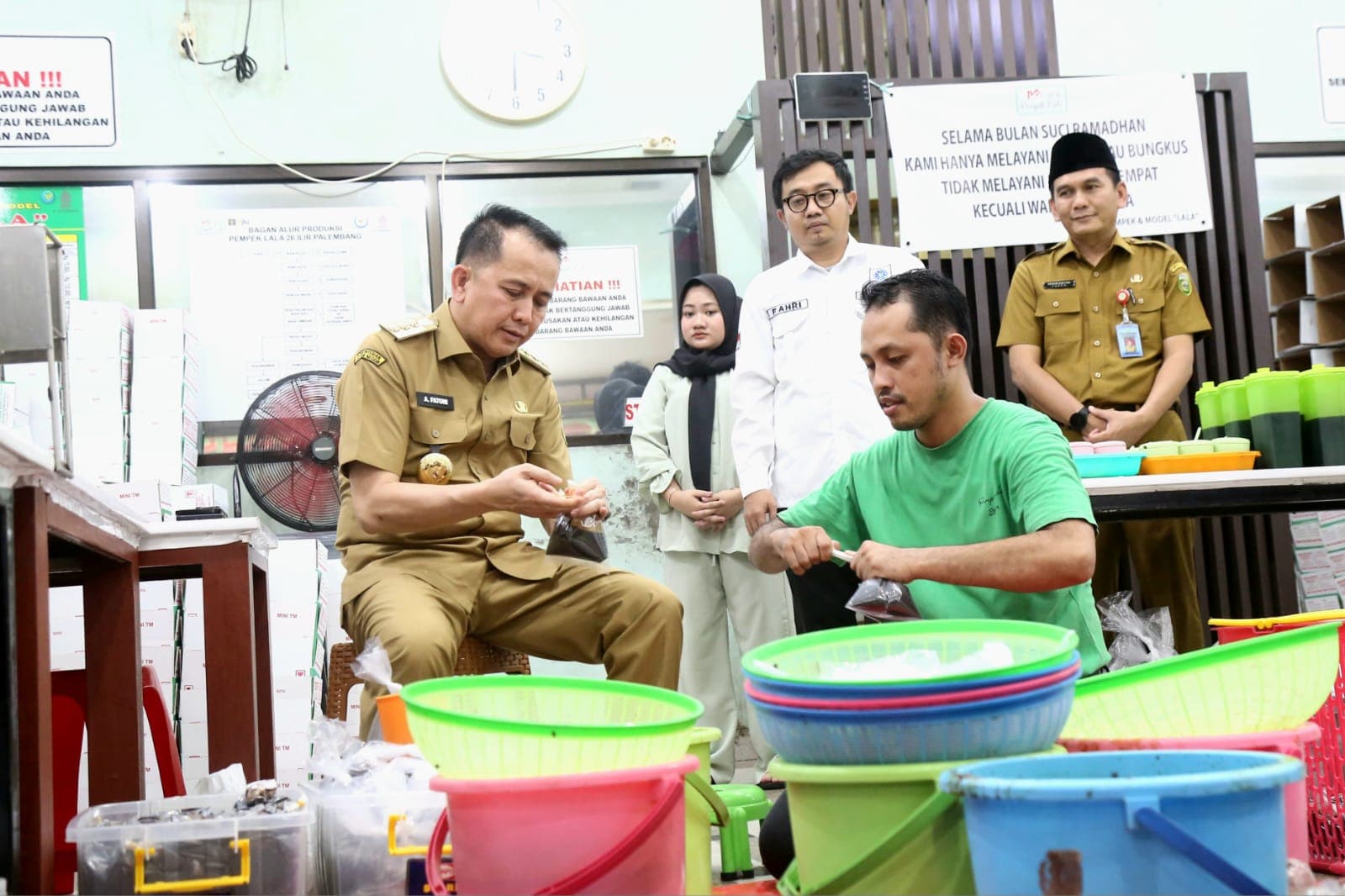 Kunjungi Sentra Pempek 26 Ilir, Pj Gubernur Sumsel Ajak Warga Beli Pempek Buat Jadi Oleh-oleh Mudik