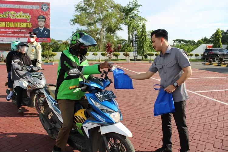 Kantor Imigrasi Palembang Bagikan Takjil untuk Pengendara Kendaraan Bermotor