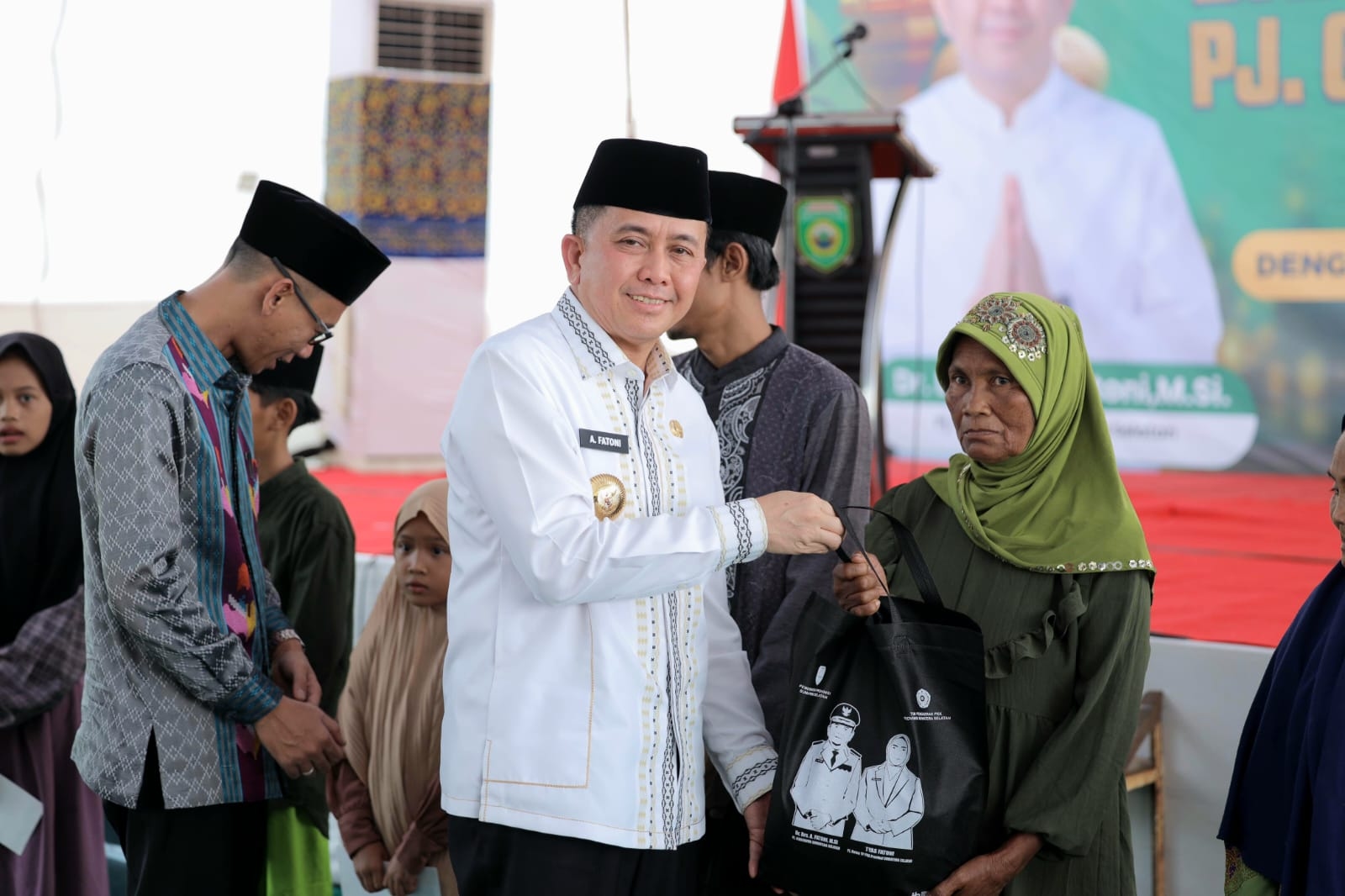 Pj Gubernur Agus Fatoni Bagikan Ratusan Paket Sembako Saat Hadiri Nuzulul Quran di OKU Timur