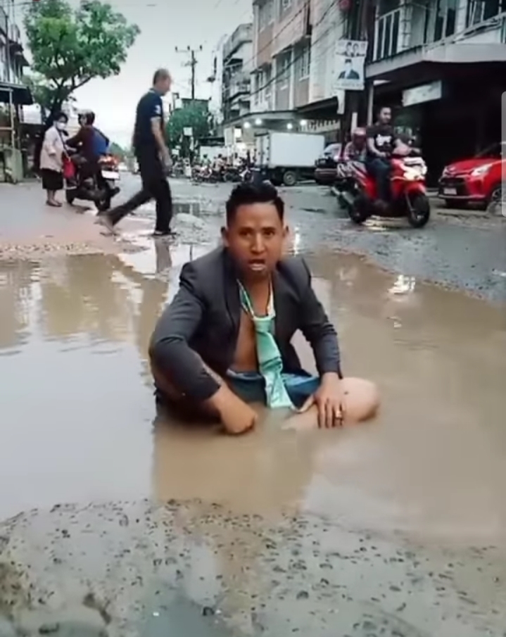 Bersila di Kubangan Lumpur, Pria di Palembang Kritik Pemerintah Lewat Medsos