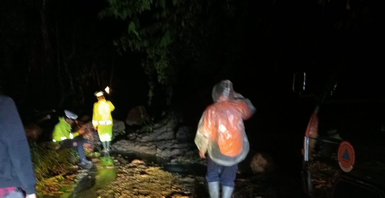 Hati-Hati Longsor! Sempat Tutup Jalan Lintas Pagar Alam-Lahat Sumsel