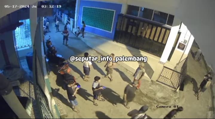 Terpergok Bobol Celengan Masjid di Palembang, Pria Berkemeja Hitam Diamankan Warga