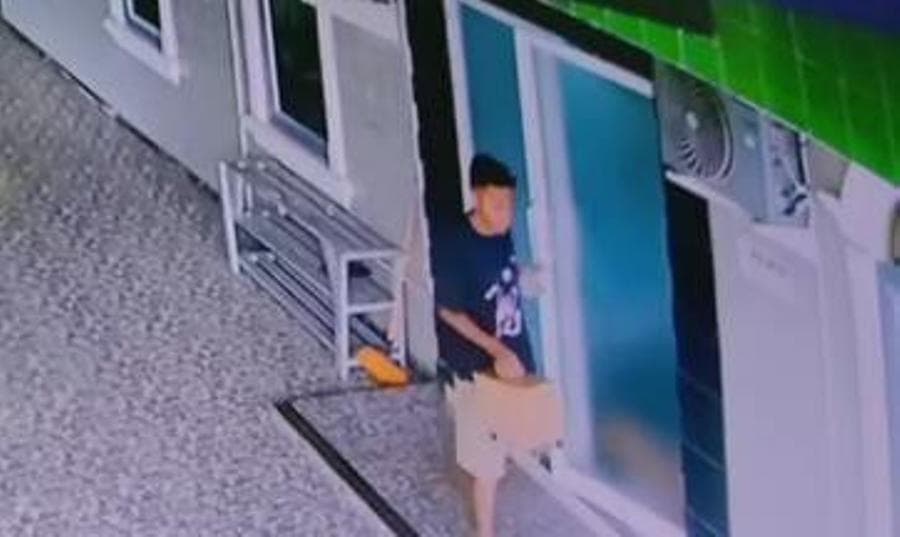 Viral! Pria Berkaos Biru Gasak Kotak Amal Masjid di Plaju Palembang
